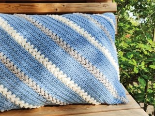 Garden cushion with braid